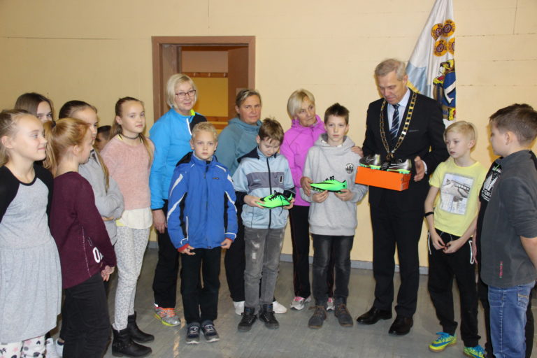 LC Pärnu tore kingitus noortele jalgpalluritele